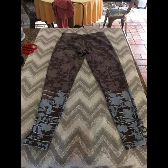 One gently used pair of ladies pants 👖 - Picture 2 of 7